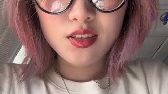 本来第一次录手势舞就很紧张 #坐飞机遇到的尴尬事  #人尴尬的时候会假装很忙 #人生处处是观众