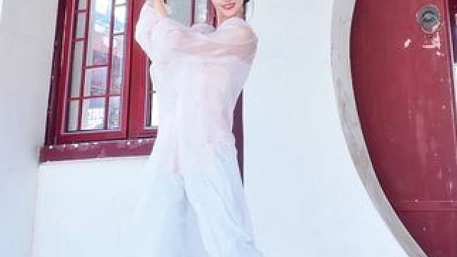 桃花开了
#古典舞 #舞蹈翻跳 #国风古韵 #舞蹈 #桃花朵朵开