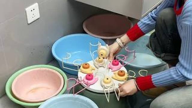 吸盘脸盆挂钩 这款吸盘脸盆挂钩 真不错，免打孔上墙，全家的脸盆都能上墙收纳不占地方，大号脸盆也没问题