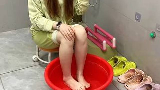 可伸缩拖鞋架 可伸缩拖鞋架，凉鞋拖鞋用它收纳不占空间，还是个 #可伸缩毛巾架，卫生间干净整洁多了 #