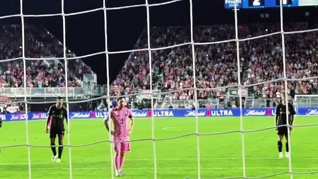 底线视角欣赏下梅西的点球，直接打入死角