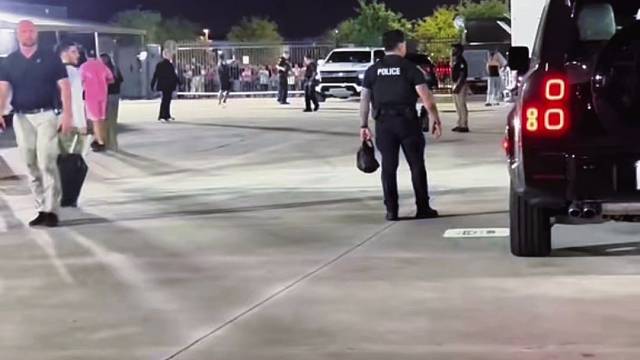 梅西赛后驱车离开前和保安合影，满足了球迷的愿望