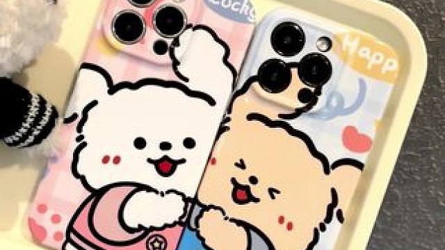 两只好可爱的狗狗贴贴～当情侣壳真的绝了！艾特好大哥给你买！ #情侣手机壳 #这个手机壳真的长在我心巴