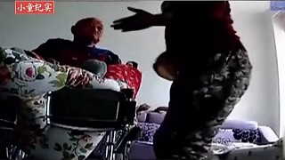 男護(hù)工瘋狂掌摑77歲老人，3個(gè)半小時(shí)打了57次，男護(hù)工：我和他鬧著玩的 #護(hù)工  #毆打老人  #養(yǎng)