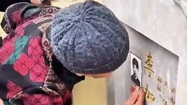 106岁的妈妈奔波千里来看望自己唯一的
儿子，深深亲吻儿子的照片让人泪崩,她
说：她这辈 最放 不下