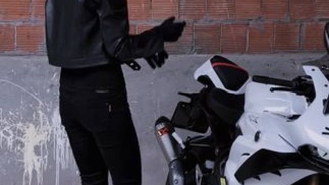 16岁的时候你说你一定要买一辆属于自己的摩托车 18岁我真的拥有了一台 你说摩托车不能遮风挡雨 但是