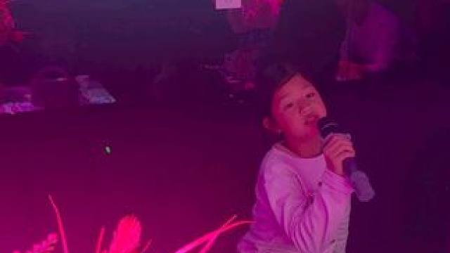 小孩版的南屏晚钟，老歌新唱很好听嘛！
#最纯真的笑容 #小小好声音 #麦霸来了 #爱唱歌的宝宝 
#