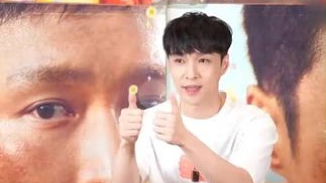 #张艺兴 手语课堂开课啦！为了电影#不说话的爱 ，张艺兴学习手语2个多月，深入听觉障碍群体的生活。他