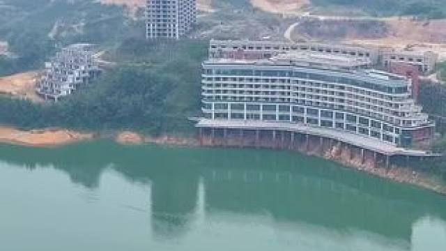 广东肇庆最豪华的荒废小区，你敢相信吗？耗资数十亿，去杂草丛生，太可惜了！#旅行推荐官 #肇庆四会 #