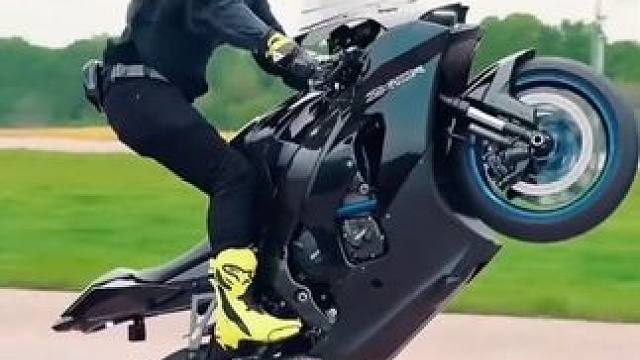 帅的一匹#爱机车爱生活 #川崎zx10r #该动作存在危险性请勿轻易模仿 #专业动作请勿模仿