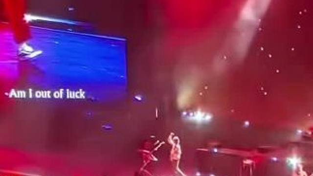 进场的时候的我“这个组合好像就听过一两首他们的歌吧”…演唱会结束“嗯？怎么大部分都听过”…全程都在“