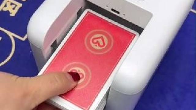 自动发牌机，掼蛋 斗地主 德州都能玩， 支持2-12人的扑克游戏，手掌靠近就能暂停发牌，点击发牌键即