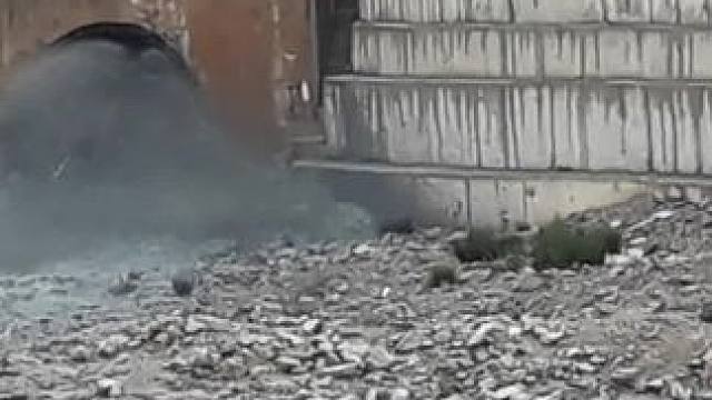 水库排淤泥。感觉口子开小了，不够通畅#解压 #排水 #水库 #清淤 #国外视频分享