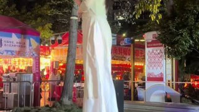 #夜市里的烟火气 #非遗文化 #打铁花 #强强团队#美食节4月12日到24日，来峨眉山市中信国安外广