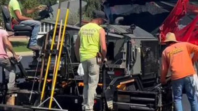 如此宽厚的美国乡村道路制作！ #道路施工 #美国村道 #真材实料 #柏油路