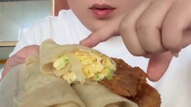 大饼卷肉，炸鱼，大馄饨 #就问你们馋不馋就完了 #大口吃肉的感觉太爽了 #好吃不贵经济实惠