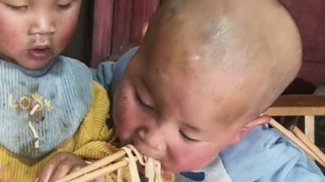 大双说给我吃面条，改天我带你去买东西。 #内容启发搜索