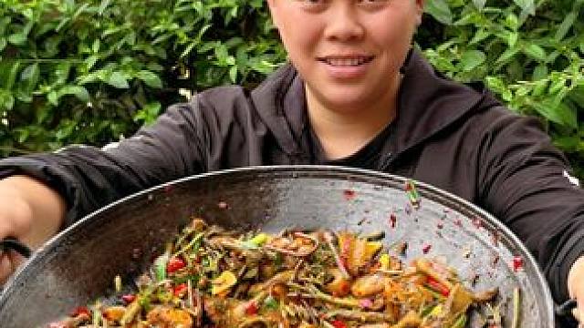 摘些刺嫩芽和蕨菜，配着腊肉一起炒太好吃了 #美食 #野菜 #农村生活