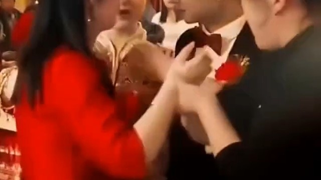 女儿要走了，应该拥抱女儿才对，抱姑爷干嘛！