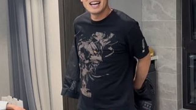 老爹喜欢一件衣服发现很贵没买！偷偷直接买回家看看老爹啥反应 #日常vlog #内容过于真实 #孝顺