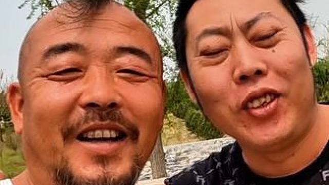 沙和尚到济南，小三轮拿来好酒好菜，哥俩又喝美了#露营美食