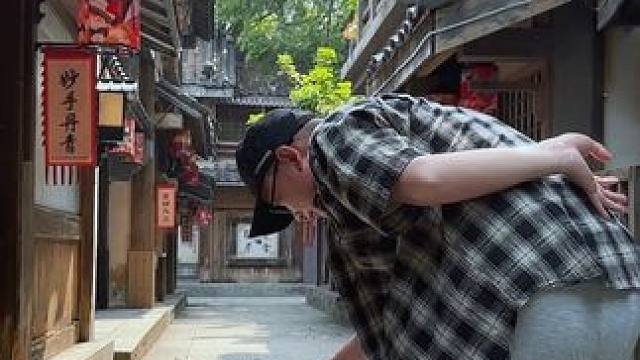 看到古街古巷子这样拍太美了，教你一招拍出大片感#手机摄影 #手机运镜 #古街古巷 #古建筑怎么拍出高