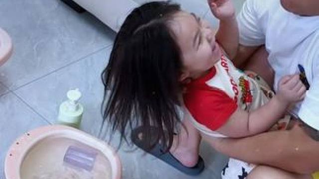 孩子每次洗头就哭闹，多亏老公买的洗头躺椅躺着洗头可舒服了，还能折叠不占空间#洗头躺椅 #有娃必备 #