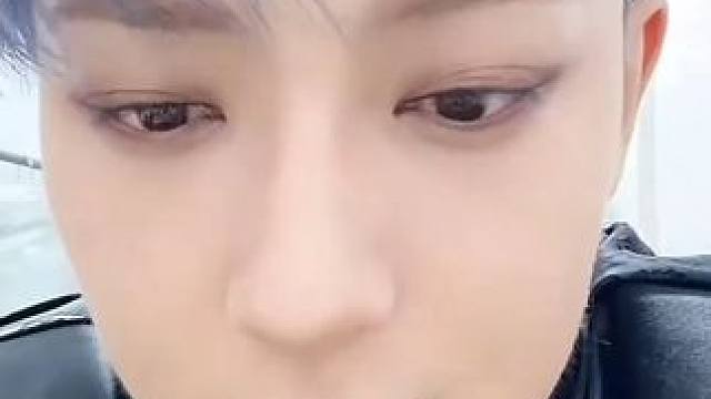 #黄子韬卫生巾1分钱试用5万单  #黄子韬直播展示卫生巾透明工厂  #黄子韬直播给卫生巾做实验  #