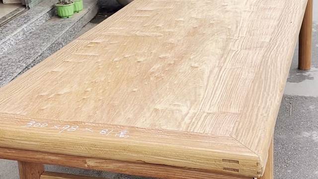 三米缅花画案，刀牙劲挺，木纹流霞，榫卯凝练千年匠魂。