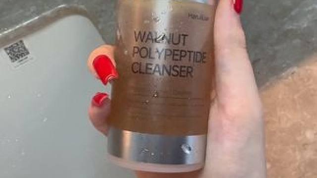 黑头！粉刺！怎么办？试试这款好用的核桃洗面奶，用完脸上干干净净的！#黑头闭口 #护肤分享