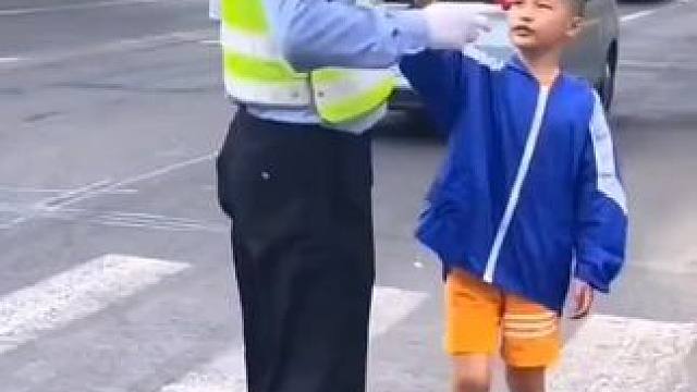 他叫侍东亮，每天上下学时段都会出现在学
校门口，张开双臂护送孩子们过马路,
一坚守就是10年，风雨无