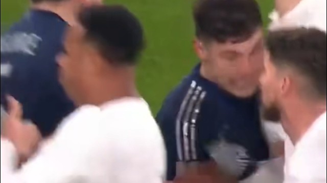 成绩不行咱们拿点气势