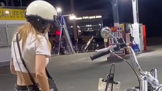 踩发铲头老哈雷#车模小姐姐 #性感大长腿 #机车女孩 #摩托车