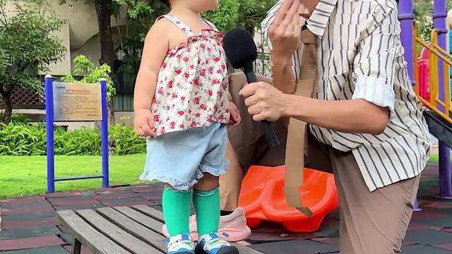 很厉害的采访，人类幼崽反应相当炸裂~