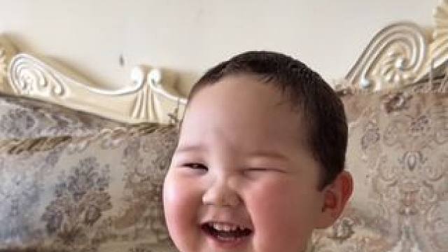 这个视频的退出键在哪里……她好像知道自己很有魅力哎！#萌娃