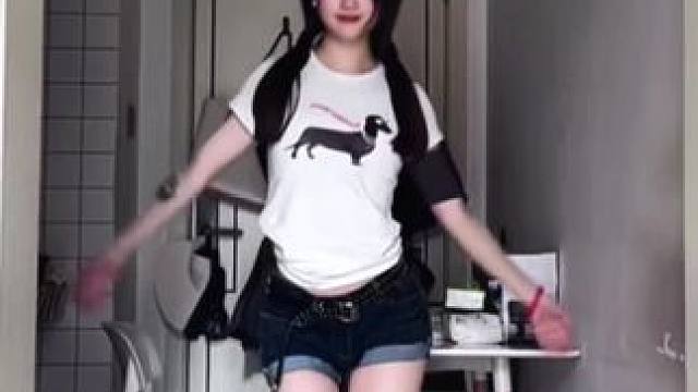 刚跳完1.0 就出2啦 #虎牙摇 #卡点舞 #浅跳一下 #丝滑