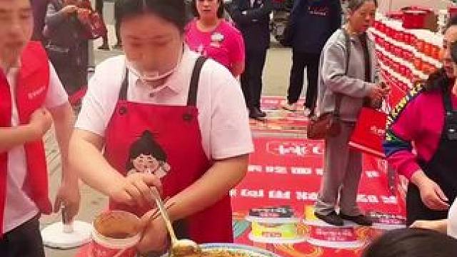 胖妹今天在合川办试吃现场太红火了，就用这个小面调料打的调料，吃过的都说好！#调料 #重庆美食 #嘎嘎