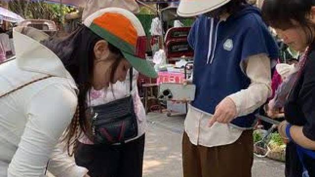 在四川卖鱼，嘴都卖瓢了，南腔北调。嬢嬢们砍价都会撒娇咯～四川的人们好快咯啊，在这里卖鱼可太开心咯#钓