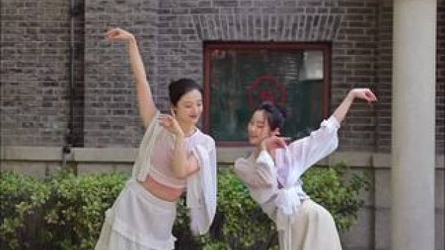 手牵手转圈圈《春三月》 #春三月舞蹈 #春天的味道舞蹈 #双人舞 #浅跳一下