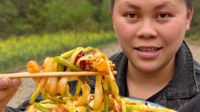 今天拔了很多小葱做个香辣下饭菜 #美食 #下饭菜 #美食分享