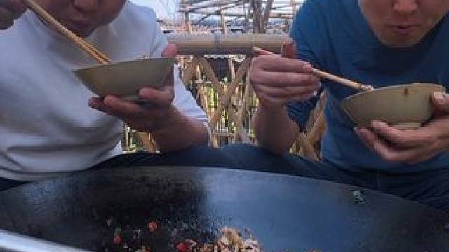 大哥睡不着，钓了些鲫鱼回来，炖豆腐吃真香！ #我的乡村生活 #来一口乡间春分的味道 #大山里的味道 