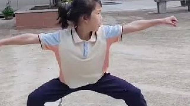 女子本是弱者，更需要加强锻炼，强大自己。女孩子从小要培养自己的攻防意识，在遇到危险情况的时候，不是抱