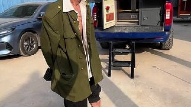 大爷只有一个收音机,可能永远也不知道短视频直播是什么吧！#旅行 #自驾游