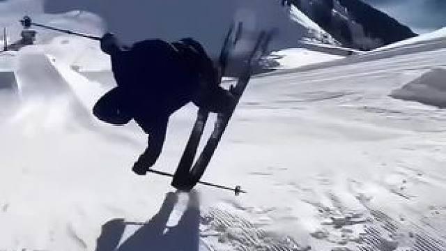 “你可以躲在角落里沉默，但不要贬低和嘲笑那些比你勇敢的人，他们所追求的光芒也许会照耀到你身上”#滑雪