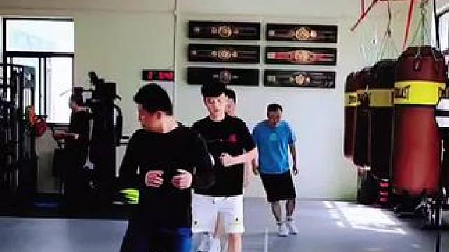 拳击必修课，拳击训练，是力量的角逐，是自我的挑战。在挥拳中感受快乐，在坚持中遇见更好的自己#拳击 #