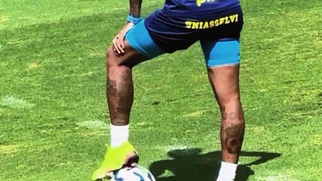 内马尔佛系训练，场上把球都快踩扁了