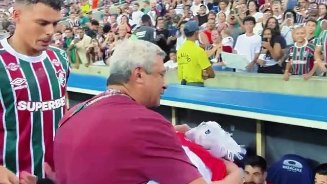 老友相聚！内马尔和前国家队队长蒂亚戈拥抱示意