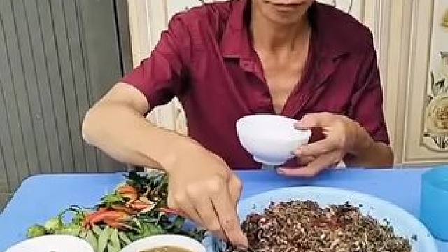 越南安叔吃鱼生料 #我的乡村生活 #爱生活爱美食 #普通的饭菜都是家的味道 #朴实