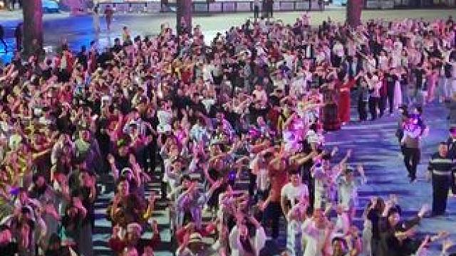 来西双版纳泼水，不要错过传统的歌舞巡游表演，身着绚丽的衣服当地民族载歌载舞，十分精彩！#少数民族风情