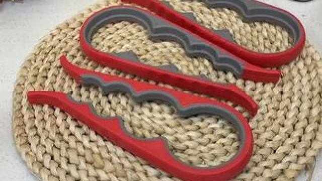 多功能开瓶器 有了这个多功能开瓶器，开盖从此不求人，比老公要靠谱的多#开瓶器  #拧瓶盖  #开瓶神